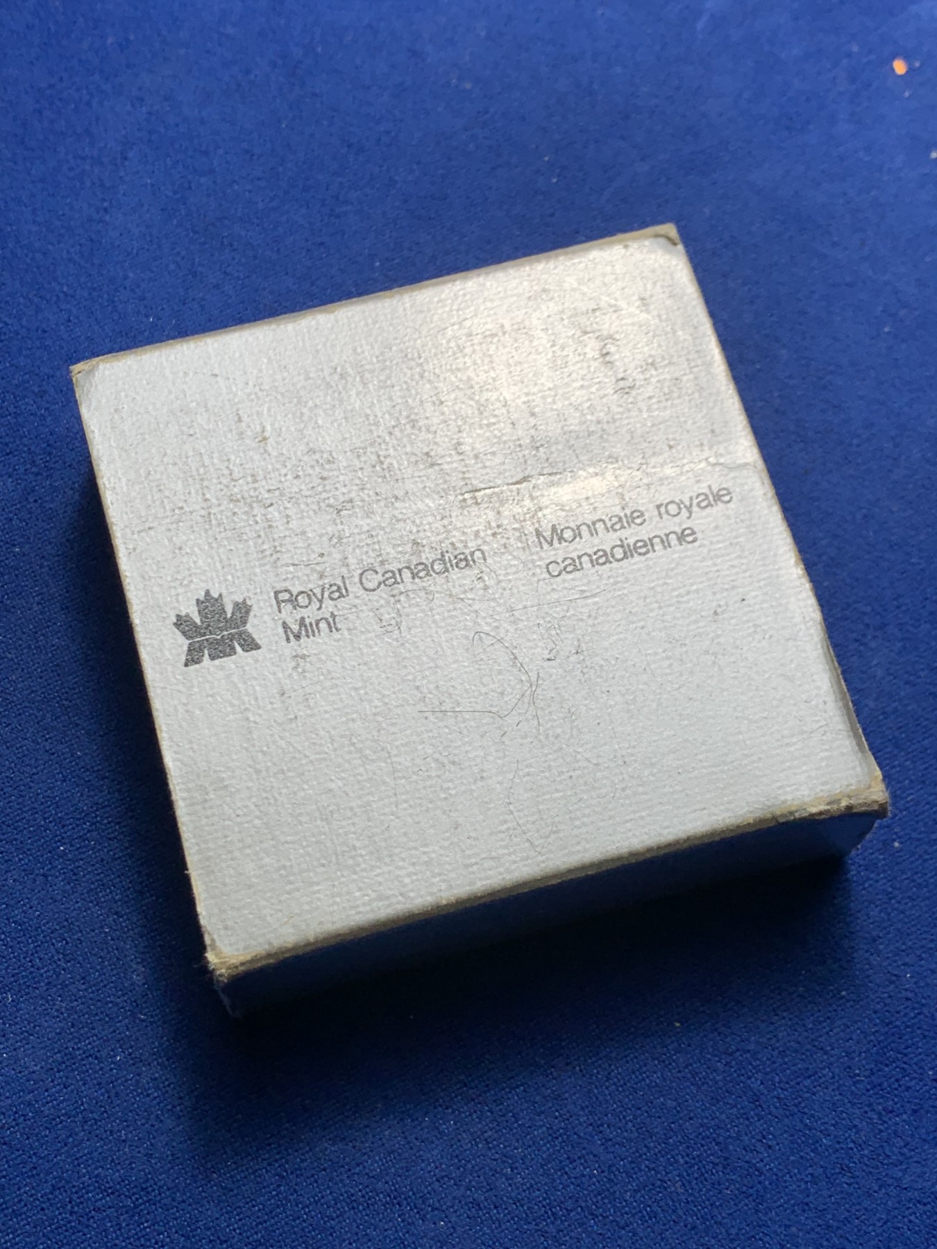 《竞宝斋》第247场-周日，周一 ，周二3场连拍 (全场包邮) 原盒 加拿大1983年年轻女王头像，大银币proof精制，重量26g