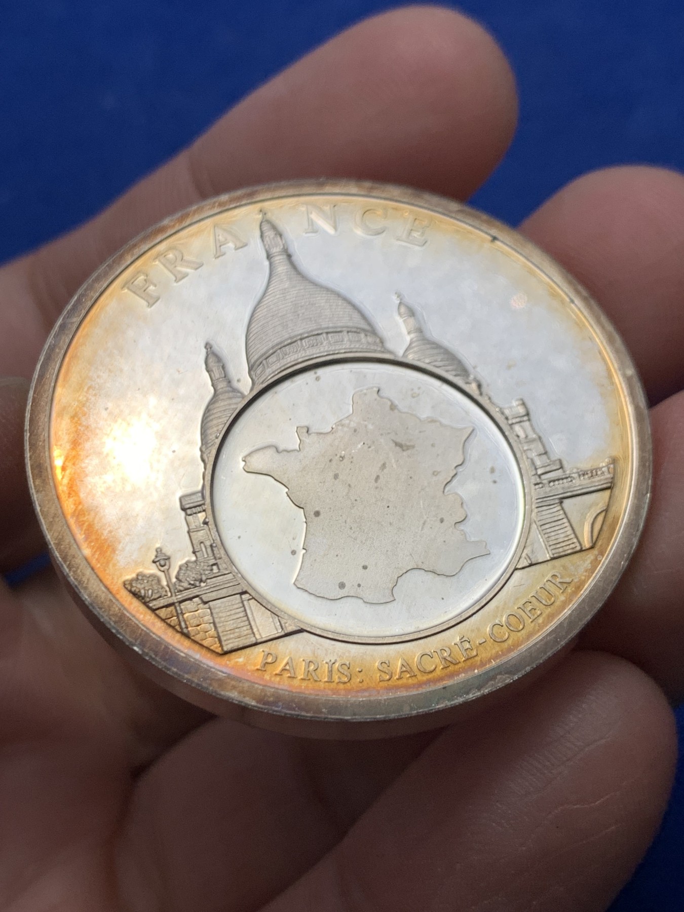 《竞宝斋》第247场-周日，周一 ，周二3场连拍 (全场包邮) 法国2007 女神骑牛 32克 镀银章