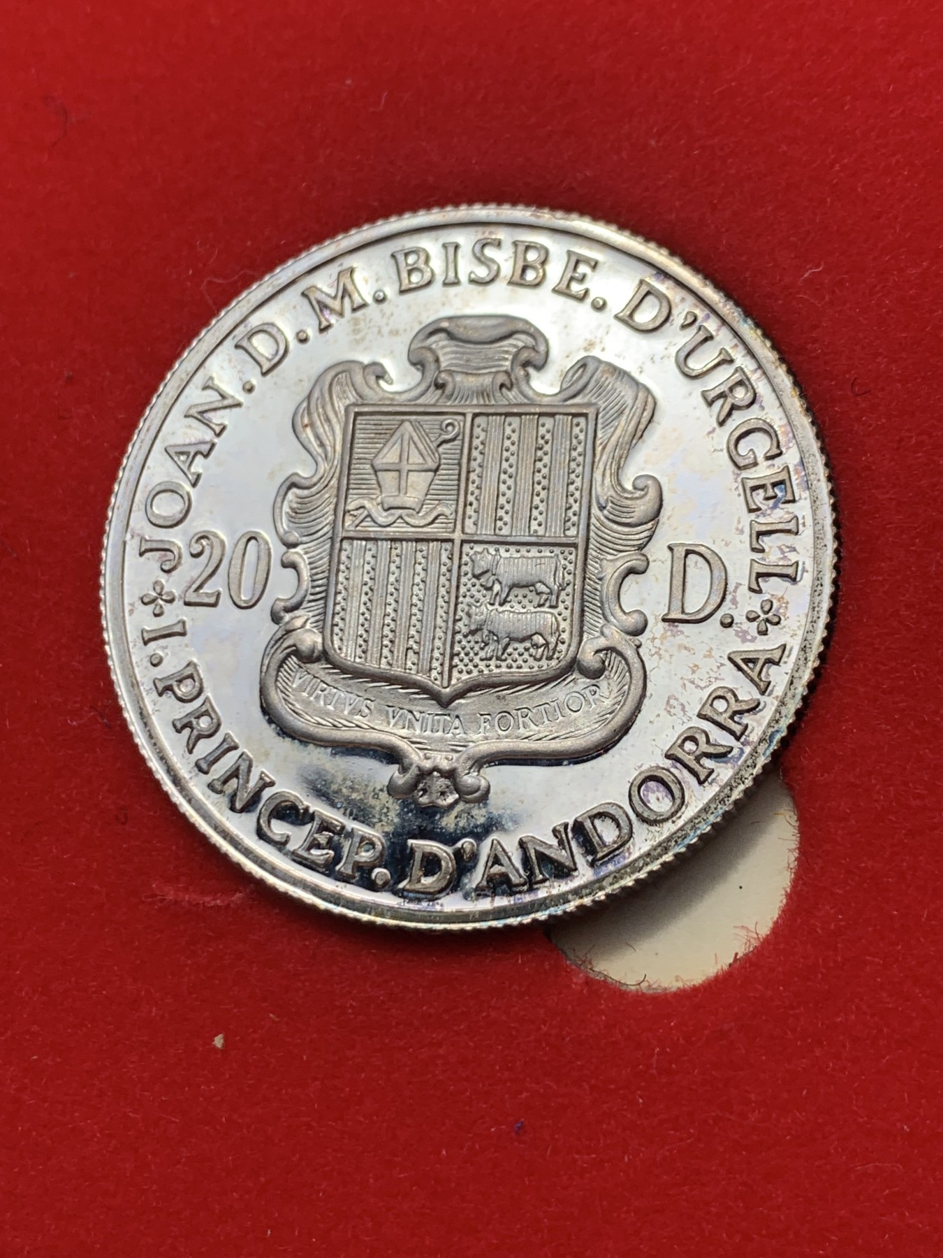 《竞宝斋》第247场-周日，周一 ，周二3场连拍 (全场包邮) 安道尔 1985 圣母与耶稣 20D 银币 16克900银 