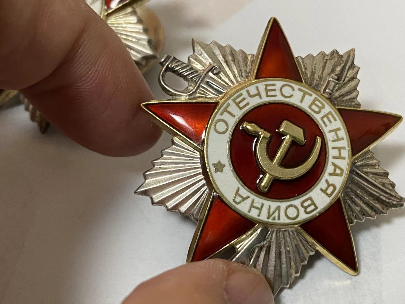 苏联勋章奖章3月11日拍卖第四期3月13日晚上九点结束 苏联85二级卫国三枚一起拍极品品相收藏佳品 一枚好刻号 两枚号段非常接近就差一百多号