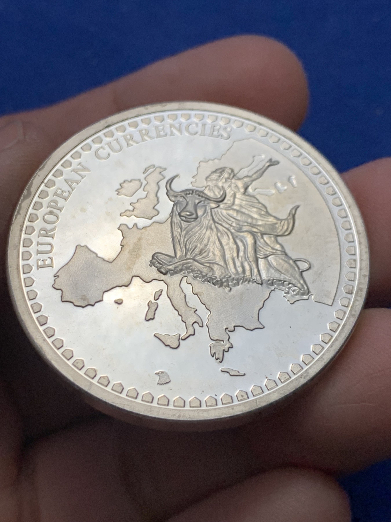 《竞宝斋》第247场-周日，周一 ，周二3场连拍 (全场包邮) 法国2007 女神骑牛 32克 镀银章