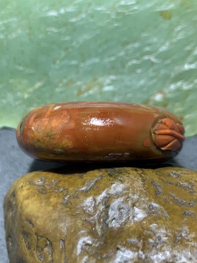 高玉化原皮战国红玛瑙手工俏色巧雕树叶平安扣一个，寓意：金枝玉叶 高玉化原皮战国红玛瑙手工俏色巧雕树叶平安扣一个，寓意：金枝玉叶