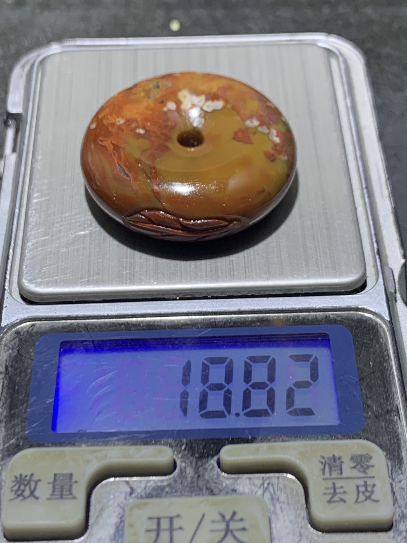 高玉化原皮战国红玛瑙手工俏色巧雕树叶平安扣一个，寓意：金枝玉叶