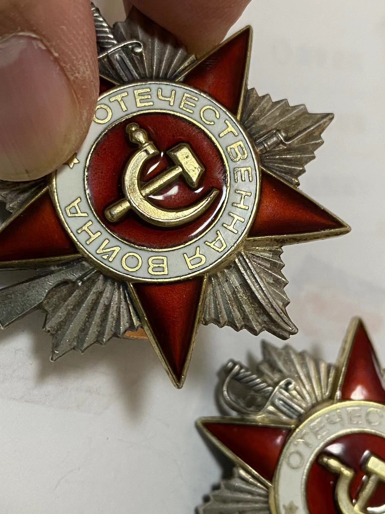 苏联勋章奖章3月11日拍卖第四期3月13日晚上九点结束 苏联85二级卫国三枚一起拍极品品相收藏佳品 一枚好刻号 两枚号段非常接近就差一百多号