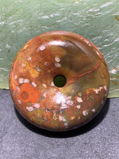 高玉化原皮战国红玛瑙手工俏色巧雕树叶平安扣一个，寓意：金枝玉叶 高玉化原皮战国红玛瑙手工俏色巧雕树叶平安扣一个，寓意：金枝玉叶