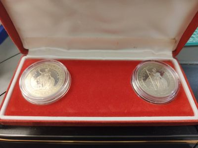 燕姐换藏第78拍 1997年香港回归纪念章一套两枚