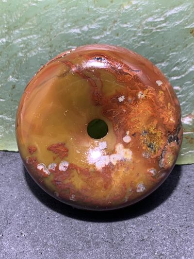 高玉化原皮战国红玛瑙手工俏色巧雕树叶平安扣一个，寓意：金枝玉叶 高玉化原皮战国红玛瑙手工俏色巧雕树叶平安扣一个，寓意：金枝玉叶