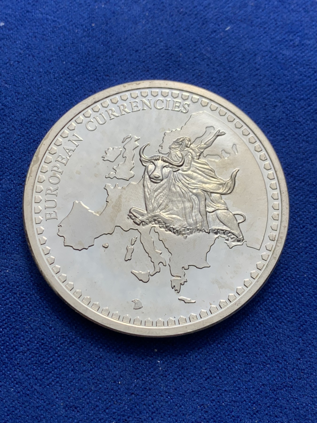 《竞宝斋》第247场-周日，周一 ，周二3场连拍 (全场包邮) 法国2007 女神骑牛 32克 镀银章