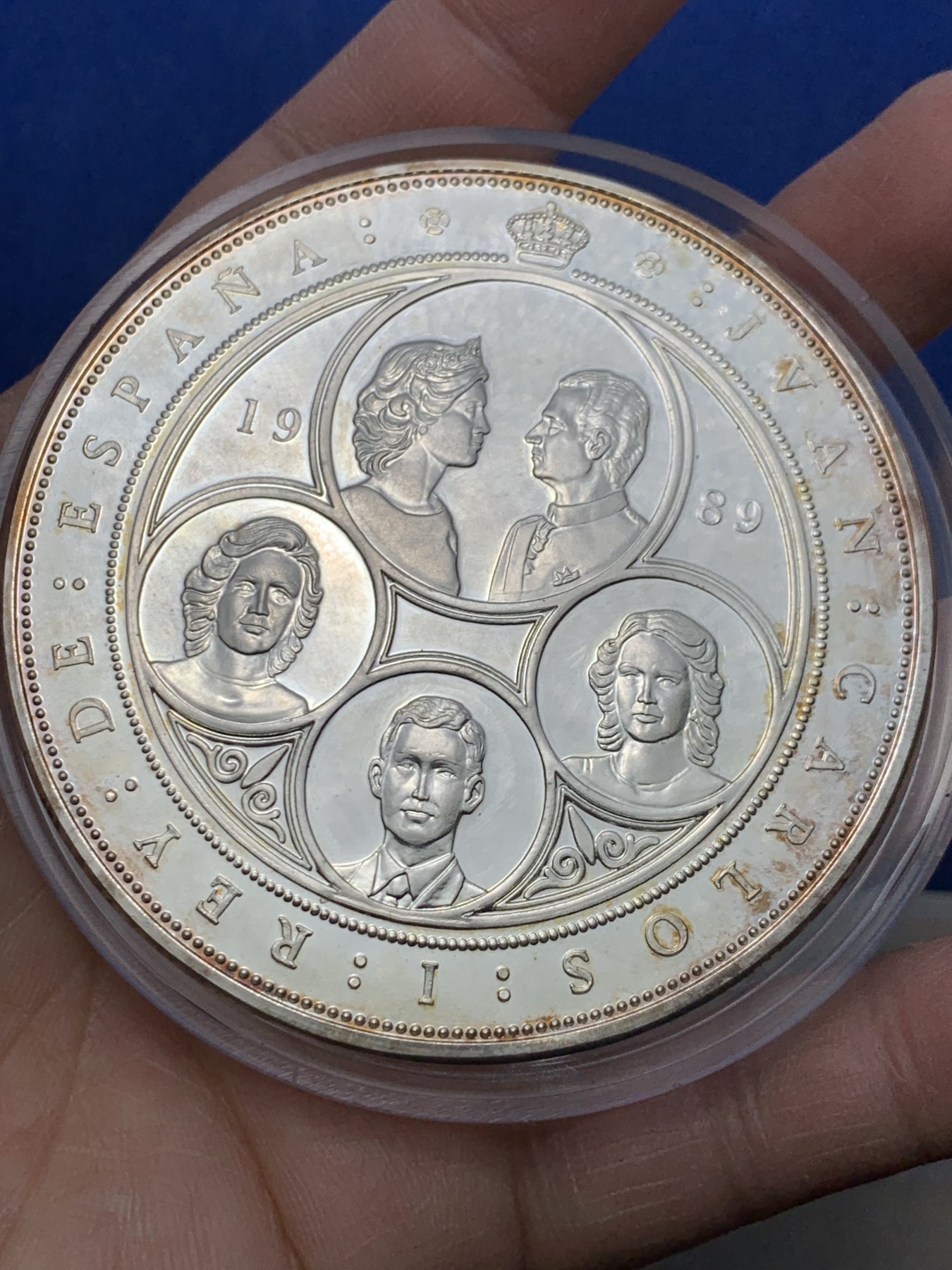 《竞宝斋》第247场-周日，周一 ，周二3场连拍 (全场包邮) 木盒证书 西班牙1989年 波旁皇室全家福 10000比塞塔 168.75克 925银 大银币