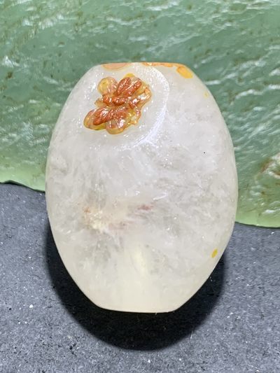 精美亚光冰飘战国红玛瑙手工俏色巧雕蝶恋花随形桶珠一颗！ 精美亚光冰飘战国红玛瑙手工俏色巧雕蝶恋花随形桶珠一颗！