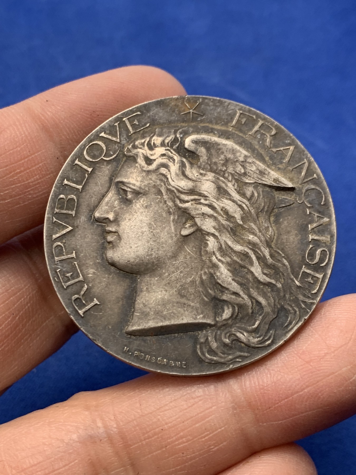 《竞宝斋》第247场-周日，周一 ，周二3场连拍 (全场包邮) 法国 小飞侠 银章 保存的不错 原味 42.2mm 37.8克 丰饶角银标