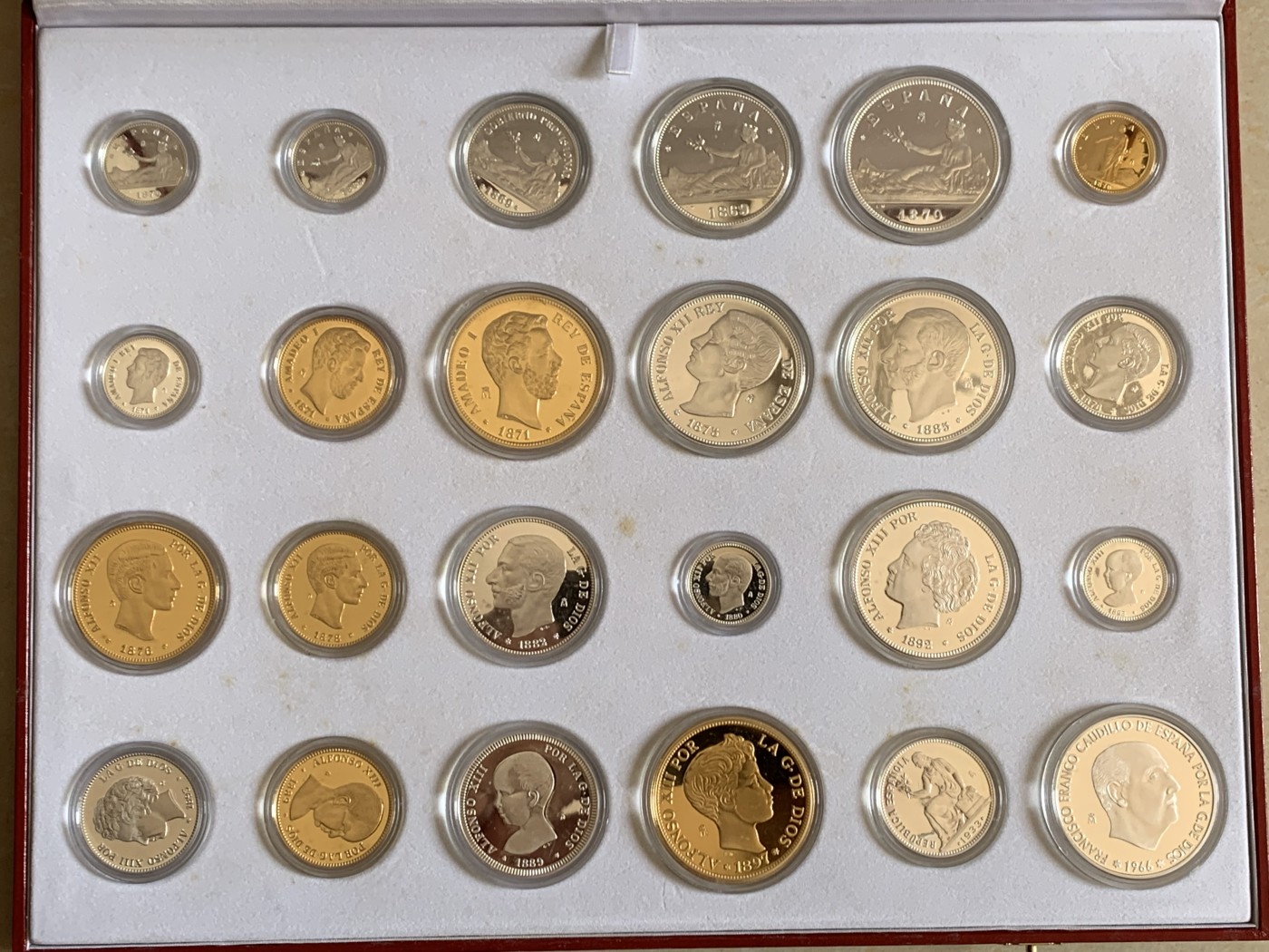 《竞宝斋》第247场-周日，周一 ，周二3场连拍 (全场包邮) 原盒证书 西班牙 纪念比塞塔货币 银章 一共24枚 925银 其中7枚镀金，总重量550克