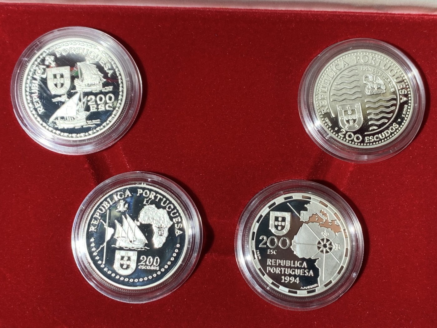 《竞宝斋》第247场-周日，周一 ，周二3场连拍 (全场包邮) 原盒证书 葡萄牙1994年 发现新大陆系列 200埃斯库多精制大银币4枚套 单枚26.5克 总重106克 925银 非常漂亮