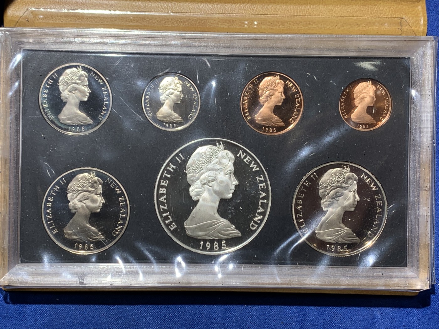 《竞宝斋》第247场-周日，周一 ，周二3场连拍 (全场包邮) 新西兰 1985 卡基鸟 7枚装 精制套币 含一枚大银币 27.22克925银 少