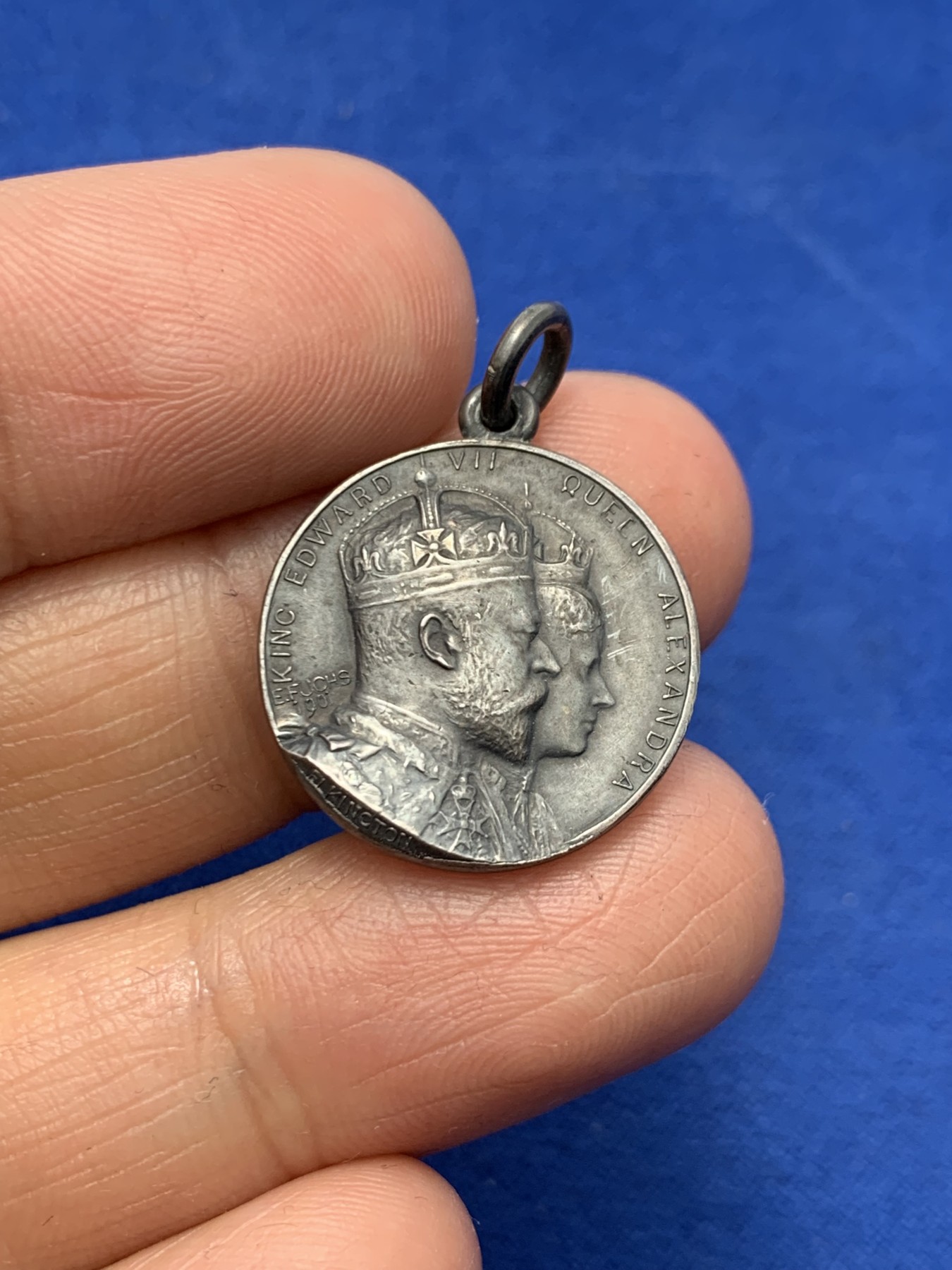 《竞宝斋》第247场-周日，周一 ，周二3场连拍 (全场包邮) 英国 1901 爱七加冕奖章  根据外拍记录 目录号BHM 3772 等级为R级  6.67克20mm 具体见外拍资料 其它自辨 价格不低