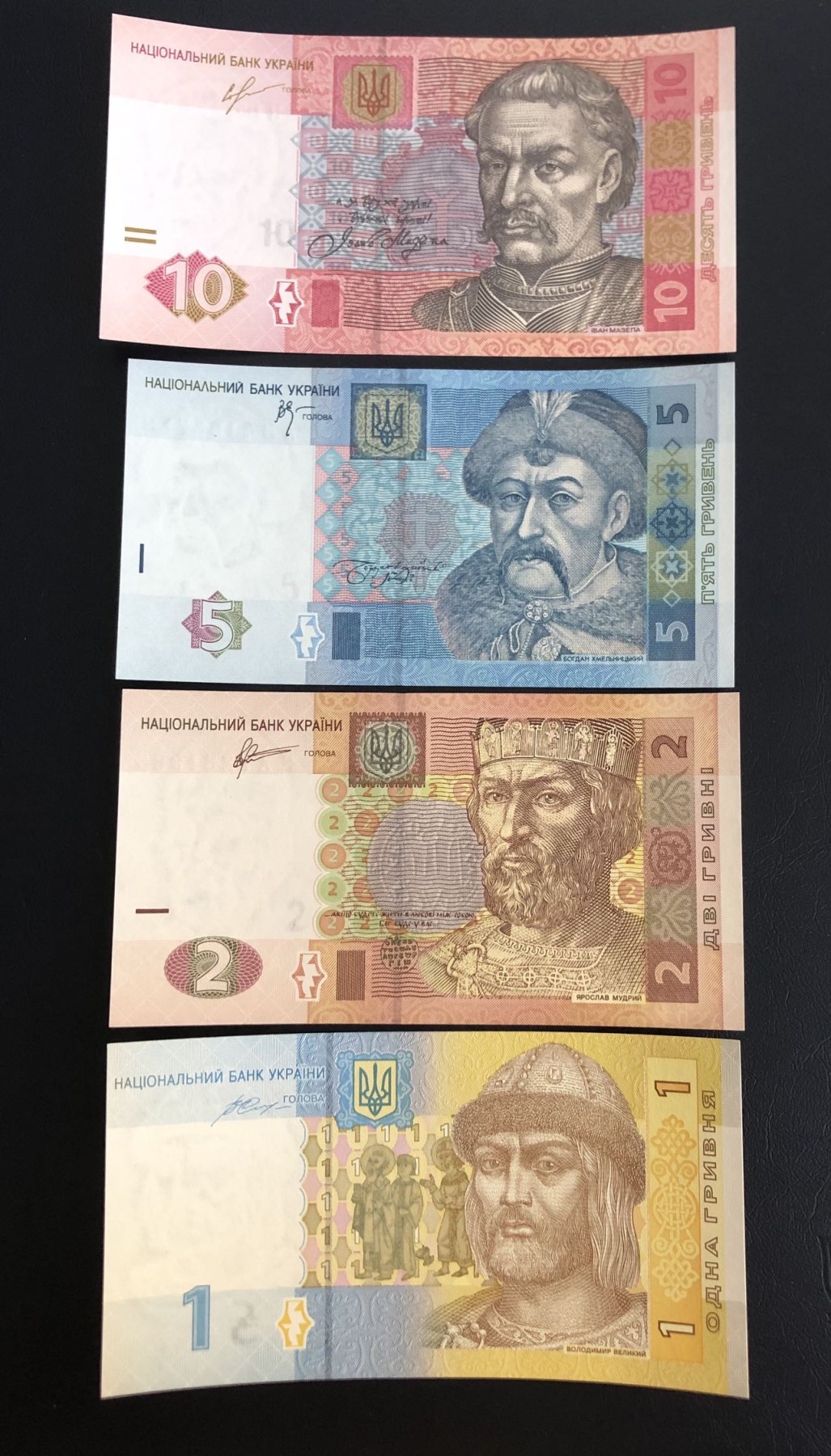 乌克兰4张一套，图片实物拍摄，一共还有5套，标价为1套价格，全场包邮！