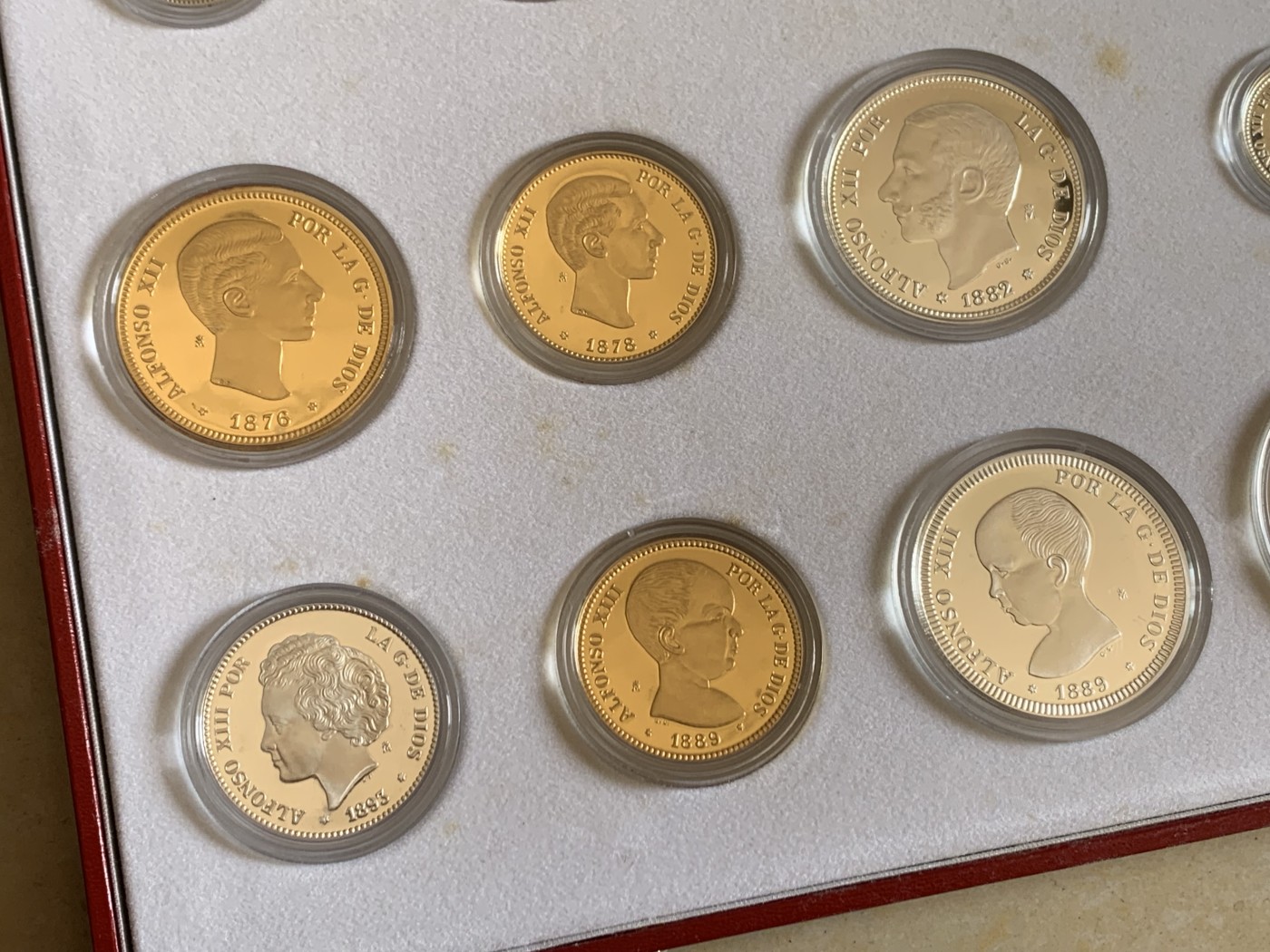 《竞宝斋》第247场-周日，周一 ，周二3场连拍 (全场包邮) 原盒证书 西班牙 纪念比塞塔货币 银章 一共24枚 925银 其中7枚镀金，总重量550克