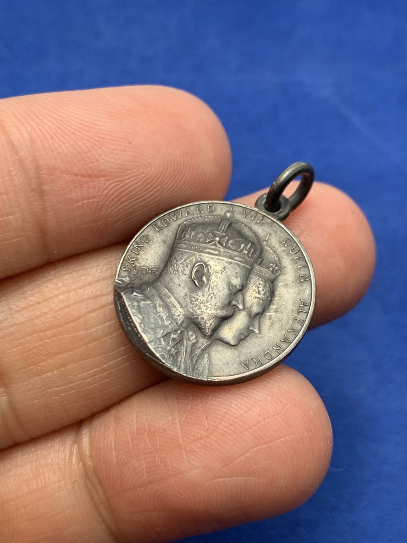 《竞宝斋》第247场-周日，周一 ，周二3场连拍 (全场包邮) 英国 1901 爱七加冕奖章  根据外拍记录 目录号BHM 3772 等级为R级  6.67克20mm 具体见外拍资料 其它自辨 价格不低