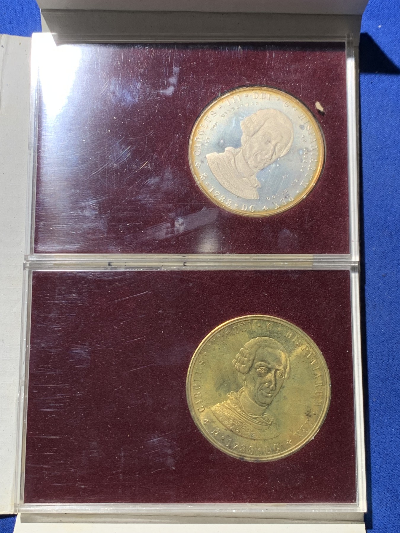 《竞宝斋》第247场-周日，周一 ，周二3场连拍 (全场包邮) 历史与现实 西班牙 1988 卡洛斯三世 200周年纪念章一对 含一枚25克 925银