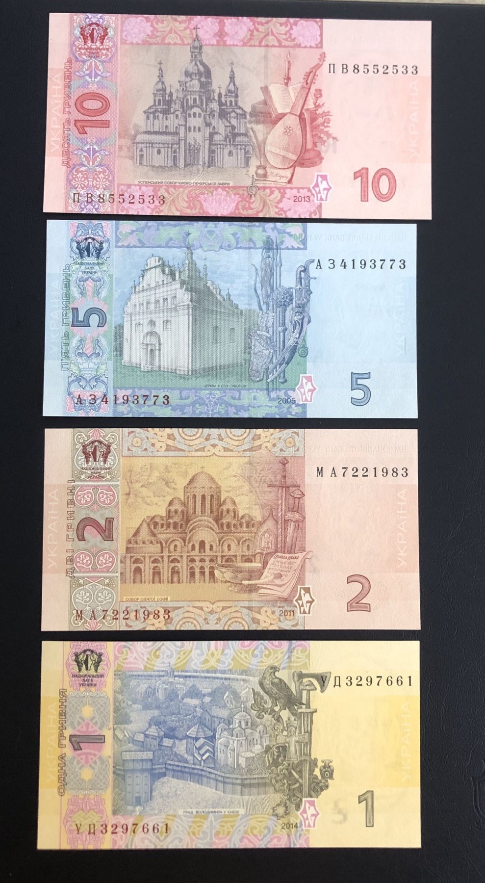 乌克兰4张一套，图片实物拍摄，一共还有5套，标价为1套价格，全场包邮！