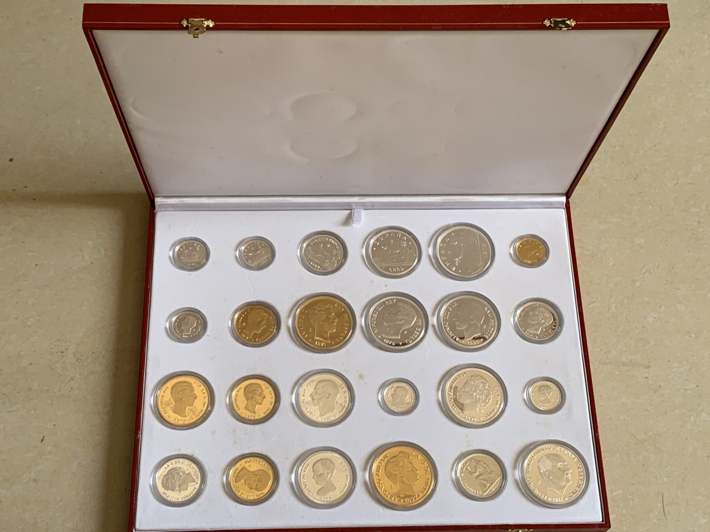 《竞宝斋》第247场-周日，周一 ，周二3场连拍 (全场包邮) 原盒证书 西班牙 纪念比塞塔货币 银章 一共24枚 925银 其中7枚镀金，总重量550克