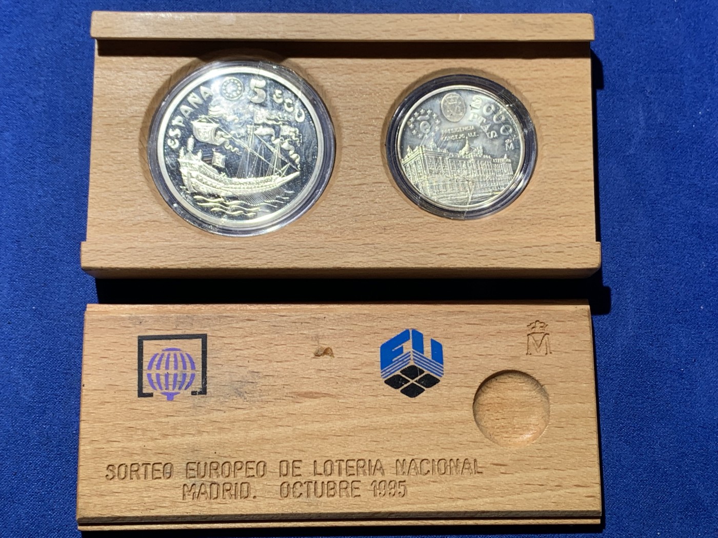 《竞宝斋》第247场-周日，周一 ，周二3场连拍 (全场包邮) 西班牙 1995 木盒装 2枚一组  一枚5艾古一枚1000比塞塔 33.6克+18克  两枚都是925银