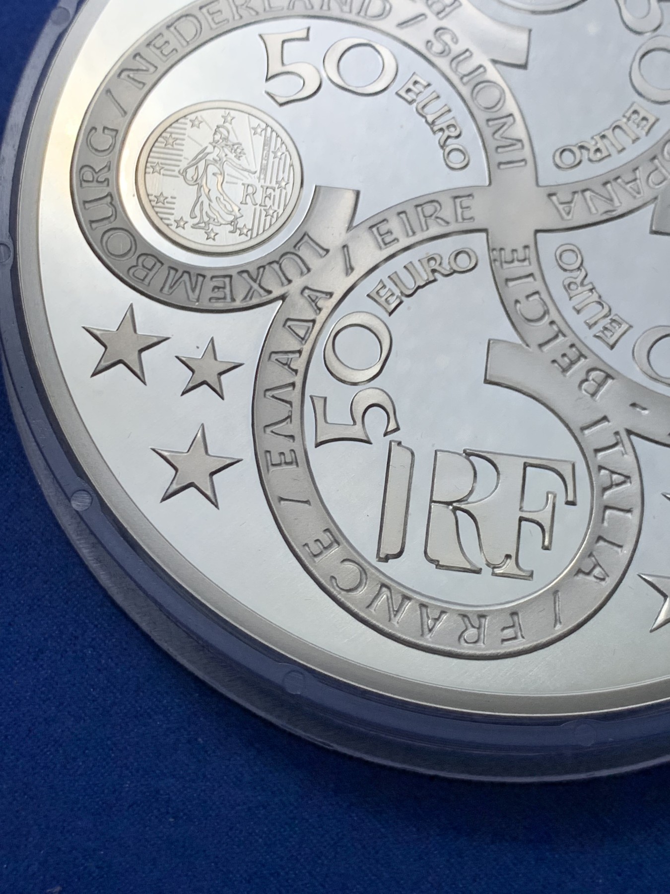 《竞宝斋》第247场-周日，周一 ，周二3场连拍 (全场包邮) 法国 2003 欧元推出一周年 纪念 50欧元 银币 1公斤重 925银 罕见 厚度赶上我的小指宽度了