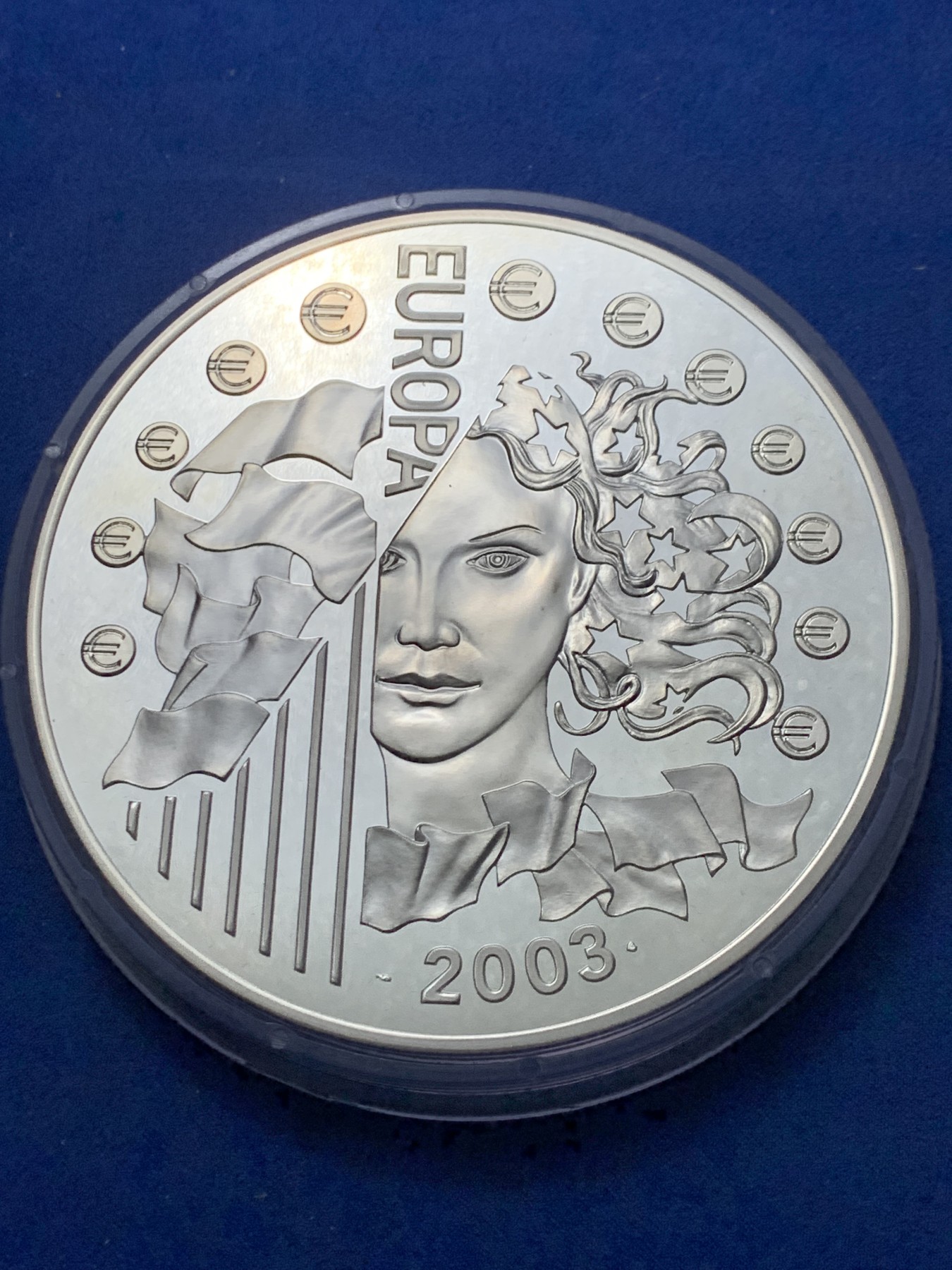 《竞宝斋》第247场-周日，周一 ，周二3场连拍 (全场包邮) 法国 2003 欧元推出一周年 纪念 50欧元 银币 1公斤重 925银 罕见 厚度赶上我的小指宽度了