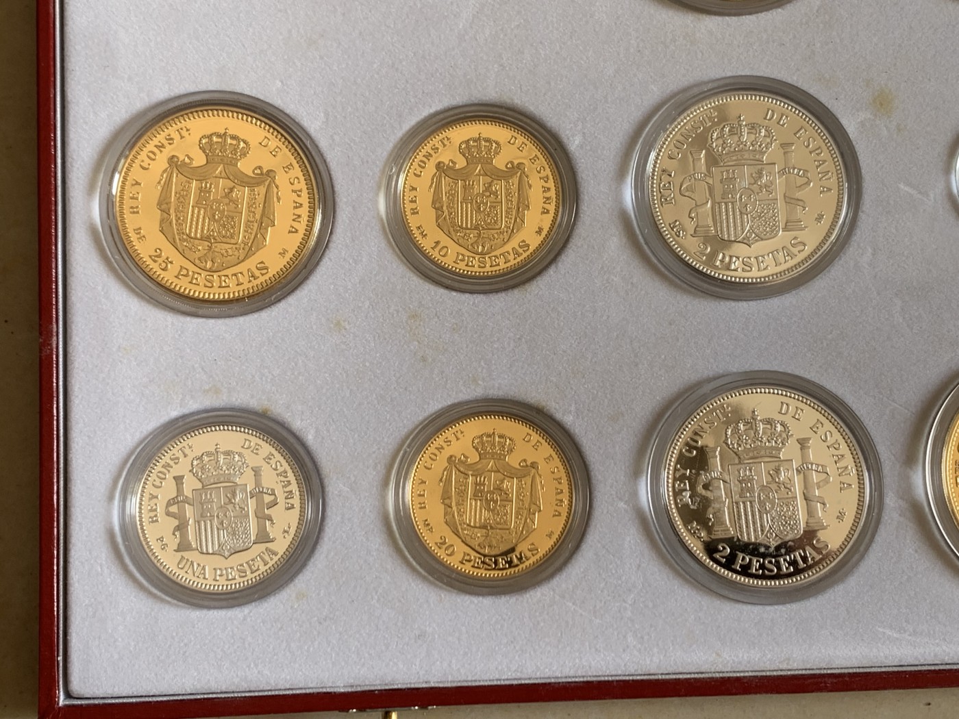 《竞宝斋》第247场-周日，周一 ，周二3场连拍 (全场包邮) 原盒证书 西班牙 纪念比塞塔货币 银章 一共24枚 925银 其中7枚镀金，总重量550克