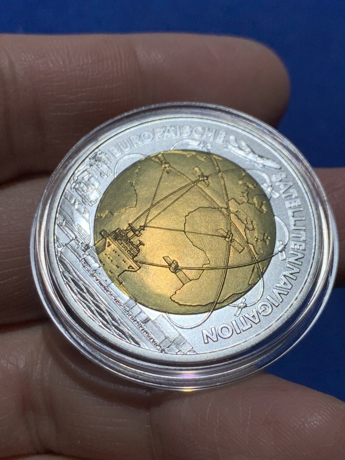 《竞宝斋》第247场-周日，周一 ，周二3场连拍 (全场包邮) 奥地利2006年人造卫星导航银铌双金属镶嵌纪念币原盒证书 国外售价高