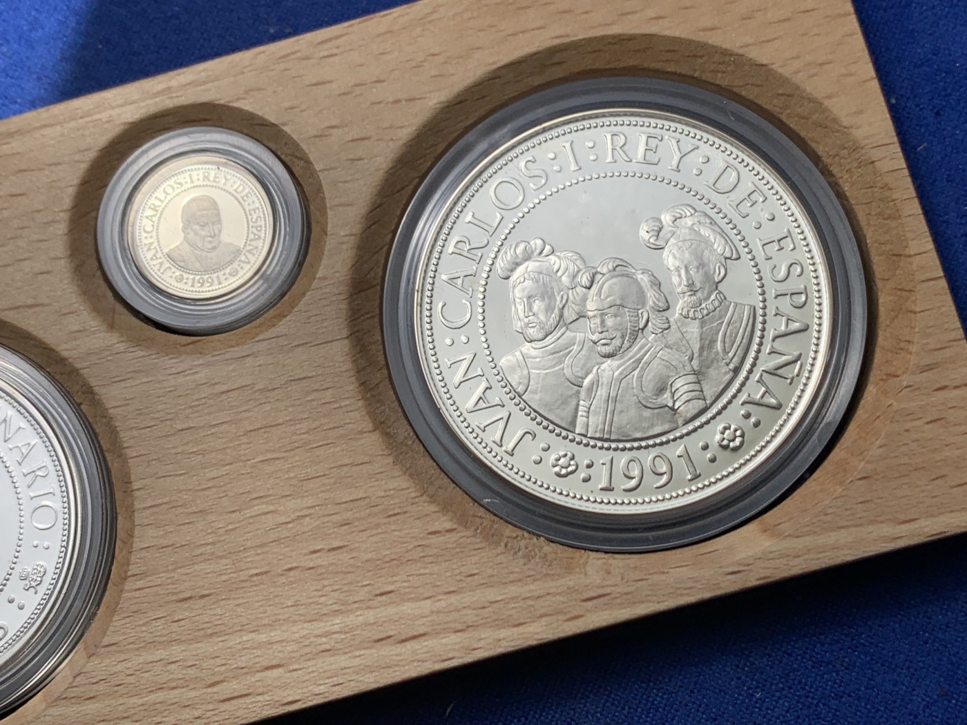 《竞宝斋》第247场-周日，周一 ，周二3场连拍 (全场包邮) 原木盒 西班牙 1991年 五百周年纪念 五枚套 精制银币 非常漂亮 925银 币重49.3克