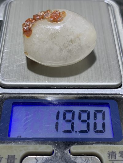 精美亚光冰飘战国红玛瑙手工俏色巧雕蝶恋花随形桶珠一颗！ 精美亚光冰飘战国红玛瑙手工俏色巧雕蝶恋花随形桶珠一颗！