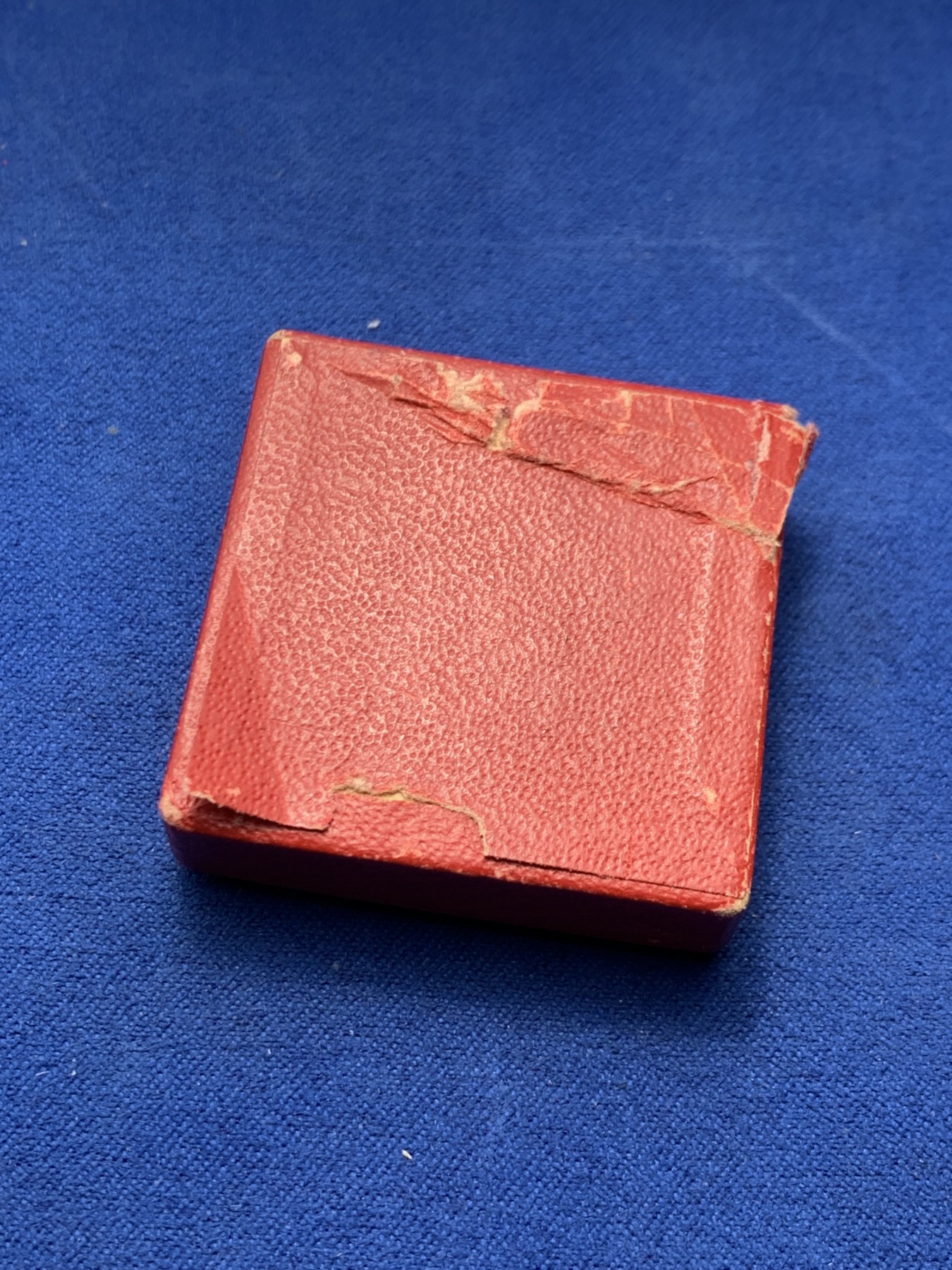 《竞宝斋》第247场-周日，周一 ，周二3场连拍 (全场包邮) 英国 1901 爱七加冕奖章  根据外拍记录 目录号BHM 3772 等级为R级  6.67克20mm 具体见外拍资料 其它自辨 价格不低