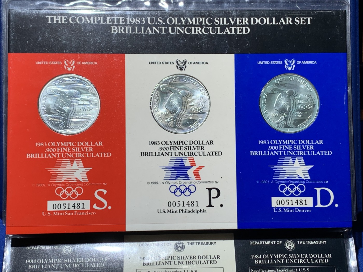 《竞宝斋》第247场-周日，周一 ，周二3场连拍 (全场包邮) 3枚一组 美国奥运册 1983年 老鹰1美元大银币 不同造币厂三枚一起 卡册带空位可放其它品种