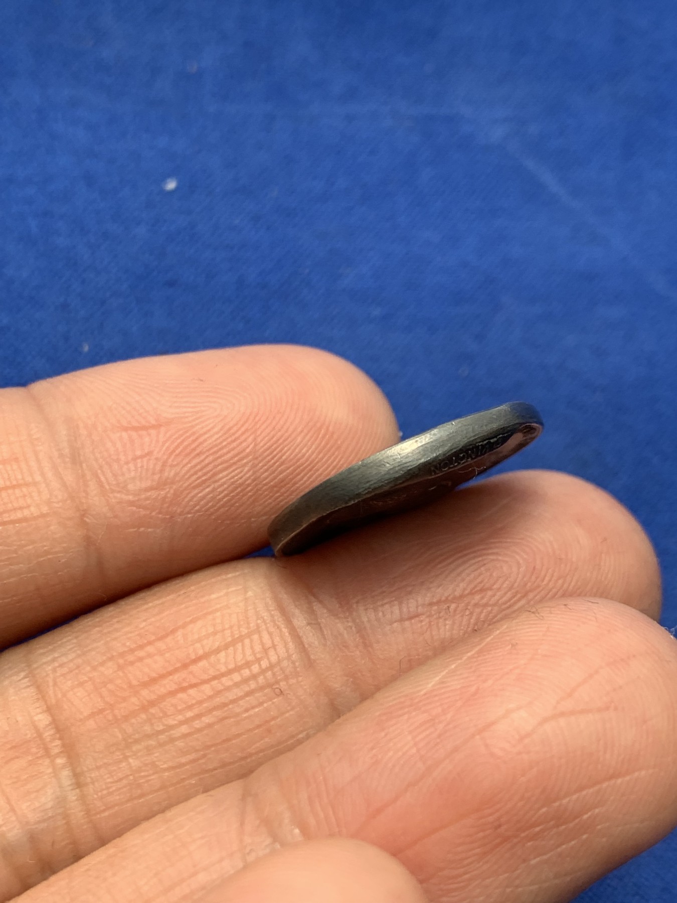 《竞宝斋》第247场-周日，周一 ，周二3场连拍 (全场包邮) 英国 1901 爱七加冕奖章  根据外拍记录 目录号BHM 3772 等级为R级  6.67克20mm 具体见外拍资料 其它自辨 价格不低