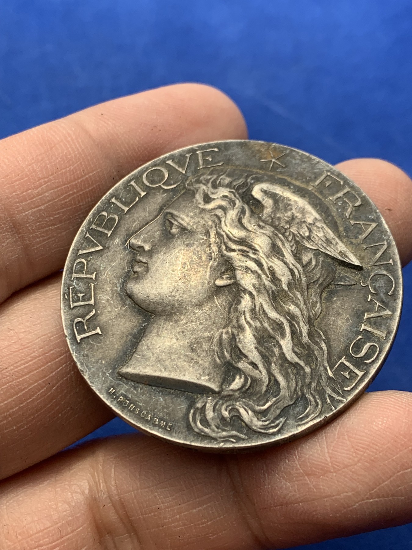 《竞宝斋》第247场-周日，周一 ，周二3场连拍 (全场包邮) 法国 小飞侠 银章 保存的不错 原味 42.2mm 37.8克 丰饶角银标