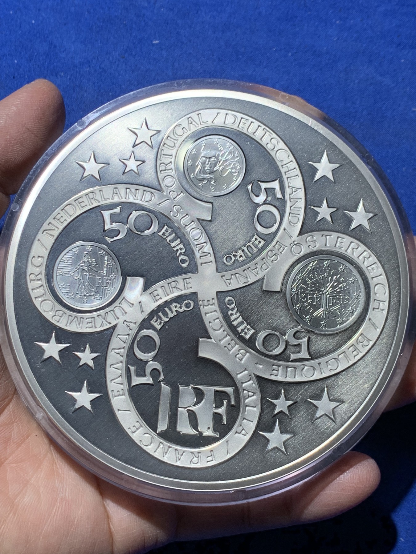 《竞宝斋》第247场-周日，周一 ，周二3场连拍 (全场包邮) 法国 2003 欧元推出一周年 纪念 50欧元 银币 1公斤重 925银 罕见 厚度赶上我的小指宽度了