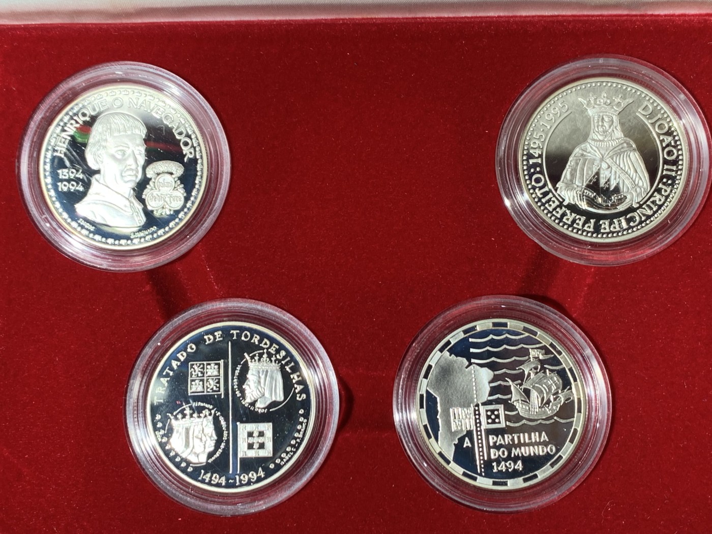 《竞宝斋》第247场-周日，周一 ，周二3场连拍 (全场包邮) 原盒证书 葡萄牙1994年 发现新大陆系列 200埃斯库多精制大银币4枚套 单枚26.5克 总重106克 925银 非常漂亮