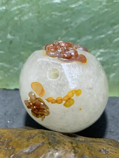 精美亚光冰飘战国红玛瑙手工俏色巧雕蝶恋花随形桶珠一颗！ 精美亚光冰飘战国红玛瑙手工俏色巧雕蝶恋花随形桶珠一颗！