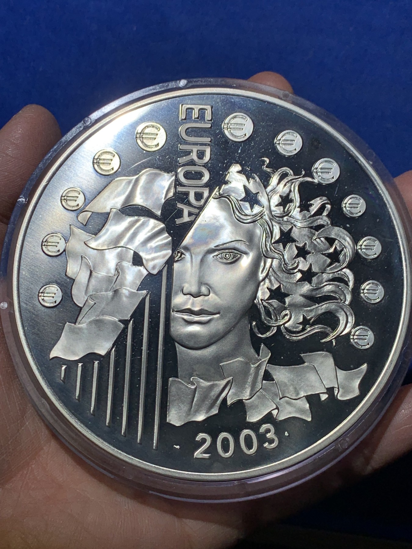 《竞宝斋》第247场-周日，周一 ，周二3场连拍 (全场包邮) 法国 2003 欧元推出一周年 纪念 50欧元 银币 1公斤重 925银 罕见 厚度赶上我的小指宽度了