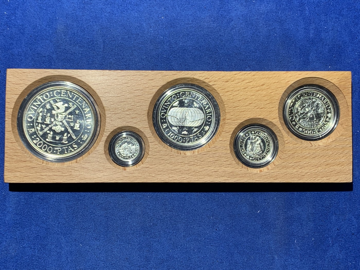 《竞宝斋》第247场-周日，周一 ，周二3场连拍 (全场包邮) 原盒证书 西班牙1990年 发现美洲新大陆500周年纪念一组5枚银币 非常漂亮 925银 币重49.3克