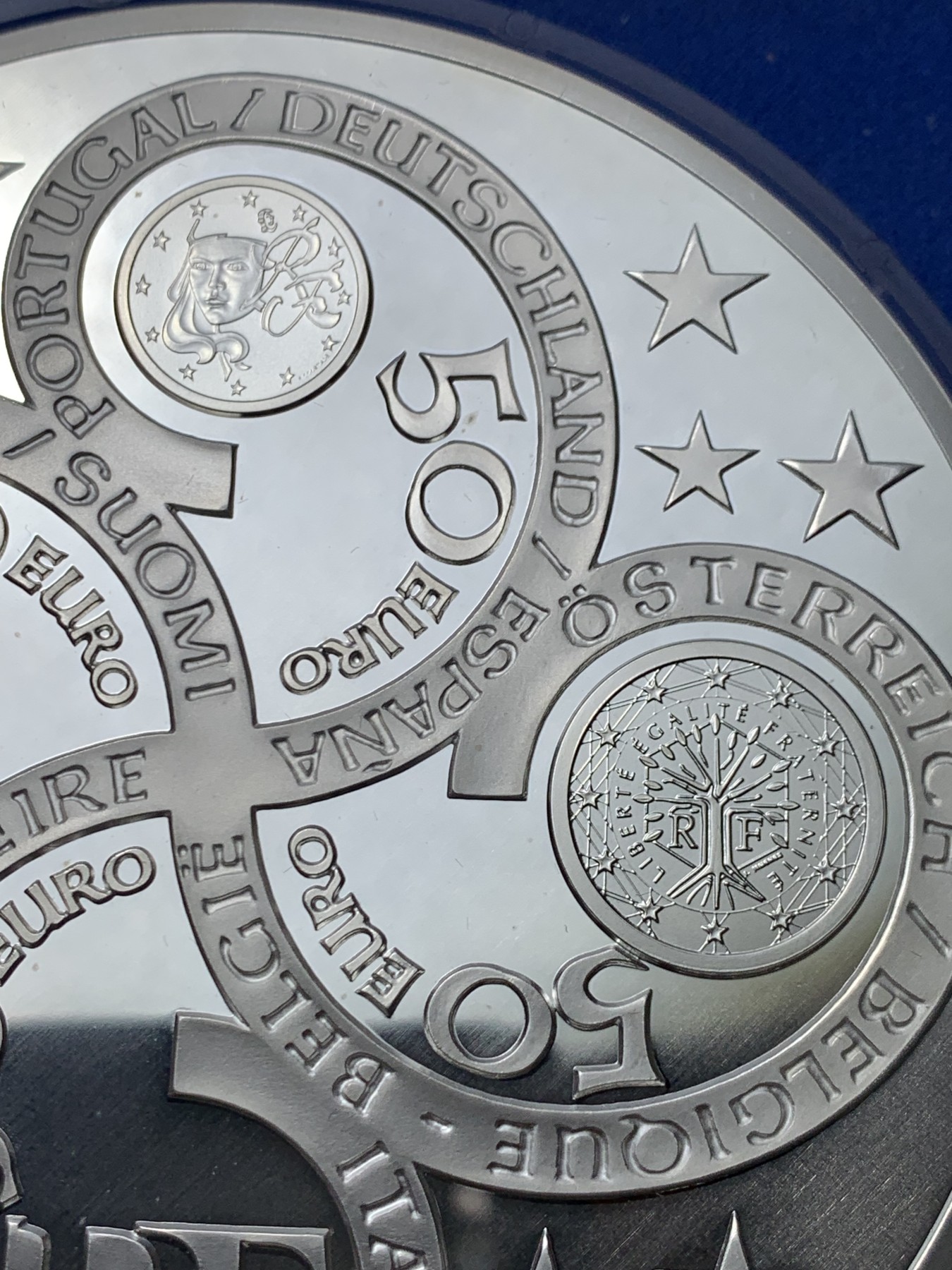 《竞宝斋》第247场-周日，周一 ，周二3场连拍 (全场包邮) 法国 2003 欧元推出一周年 纪念 50欧元 银币 1公斤重 925银 罕见 厚度赶上我的小指宽度了