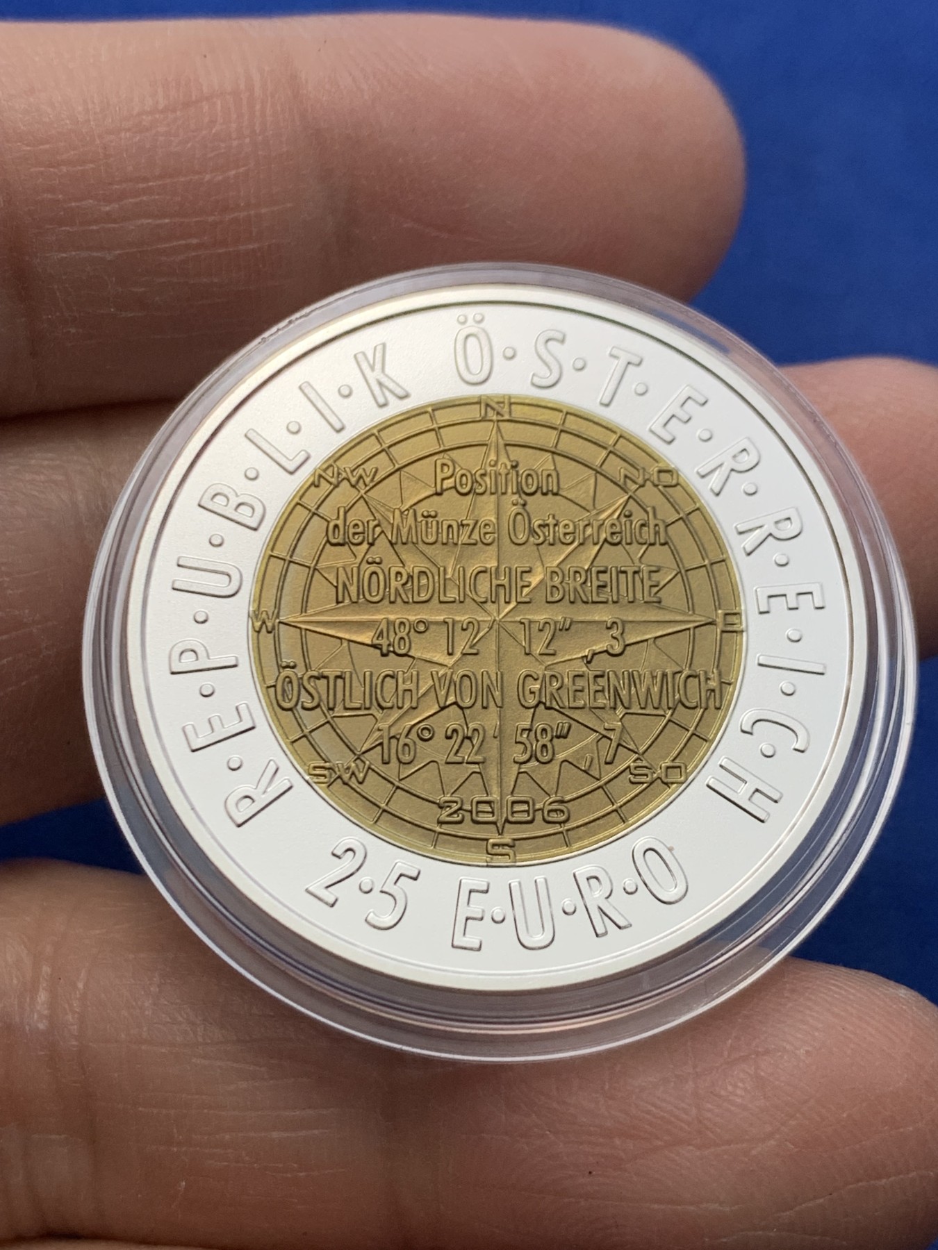 《竞宝斋》第247场-周日，周一 ，周二3场连拍 (全场包邮) 奥地利2006年人造卫星导航银铌双金属镶嵌纪念币原盒证书 国外售价高