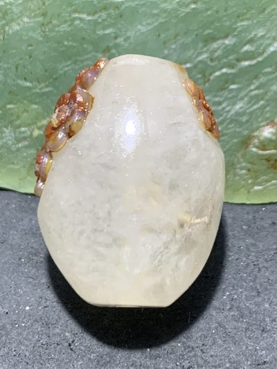 精美亚光冰飘战国红玛瑙手工俏色巧雕蝶恋花随形桶珠一颗！ 精美亚光冰飘战国红玛瑙手工俏色巧雕蝶恋花随形桶珠一颗！