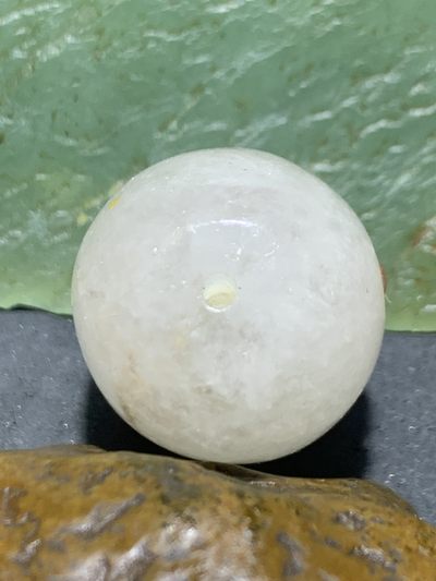 精美亚光冰飘战国红玛瑙手工俏色巧雕蝶恋花随形桶珠一颗！ 精美亚光冰飘战国红玛瑙手工俏色巧雕蝶恋花随形桶珠一颗！