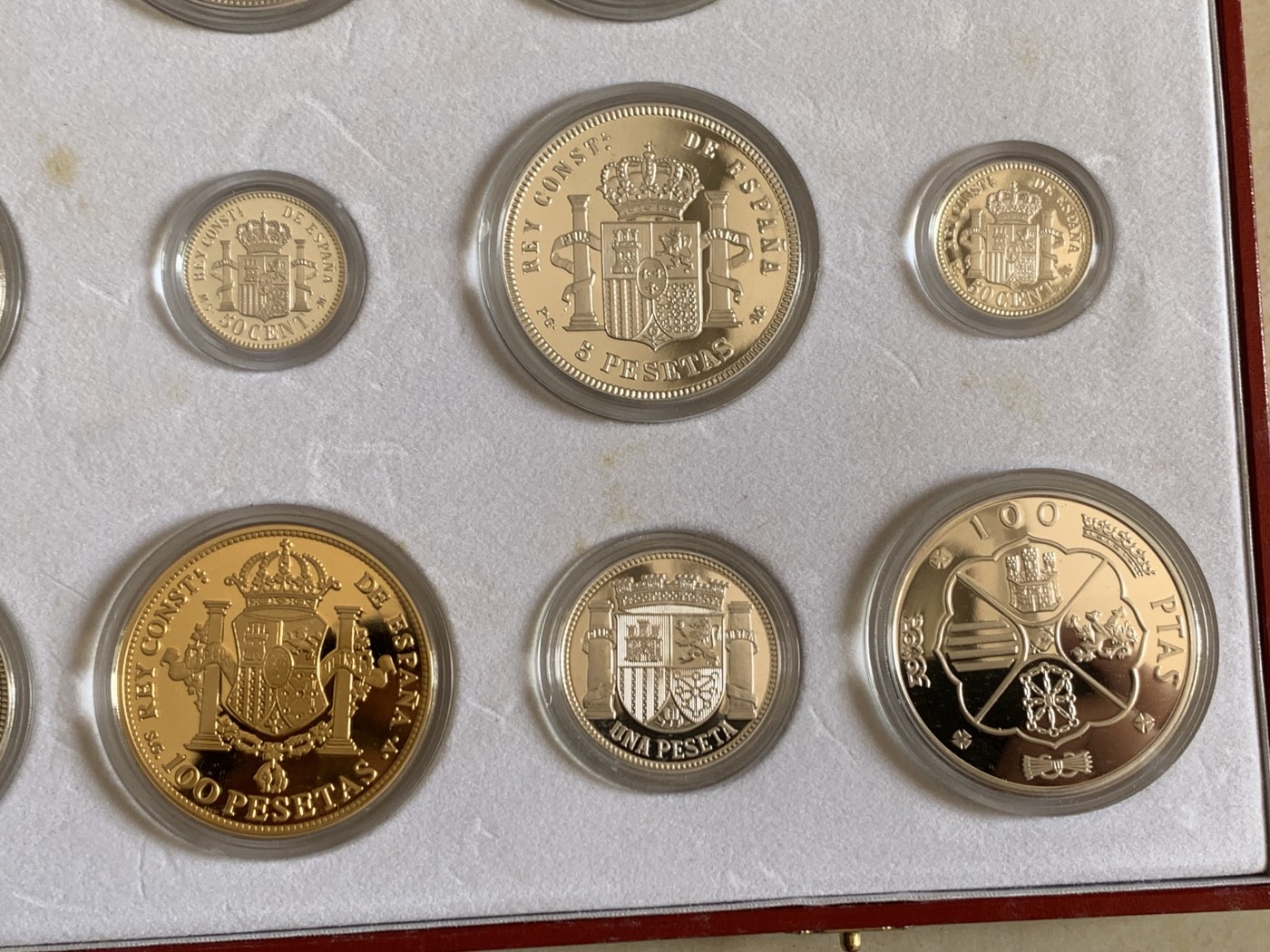 《竞宝斋》第247场-周日，周一 ，周二3场连拍 (全场包邮) 原盒证书 西班牙 纪念比塞塔货币 银章 一共24枚 925银 其中7枚镀金，总重量550克