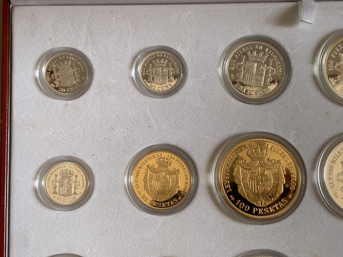 《竞宝斋》第247场-周日，周一 ，周二3场连拍 (全场包邮) 原盒证书 西班牙 纪念比塞塔货币 银章 一共24枚 925银 其中7枚镀金，总重量550克