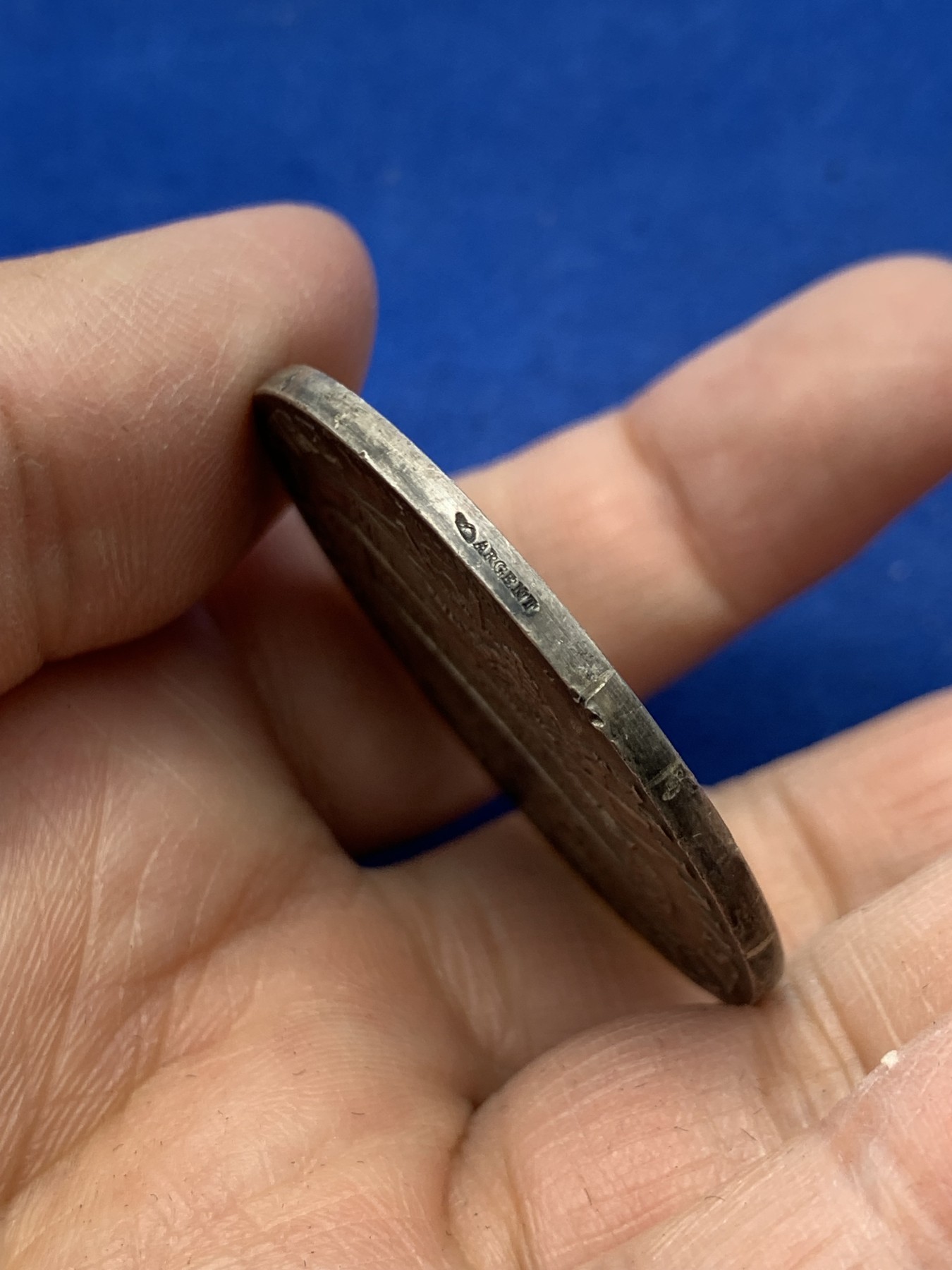 《竞宝斋》第247场-周日，周一 ，周二3场连拍 (全场包邮) 法国 小飞侠 银章 保存的不错 原味 42.2mm 37.8克 丰饶角银标