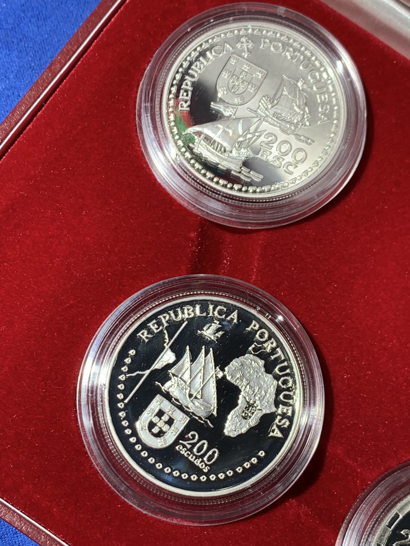 《竞宝斋》第247场-周日，周一 ，周二3场连拍 (全场包邮) 原盒证书 葡萄牙1994年 发现新大陆系列 200埃斯库多精制大银币4枚套 单枚26.5克 总重106克 925银 非常漂亮