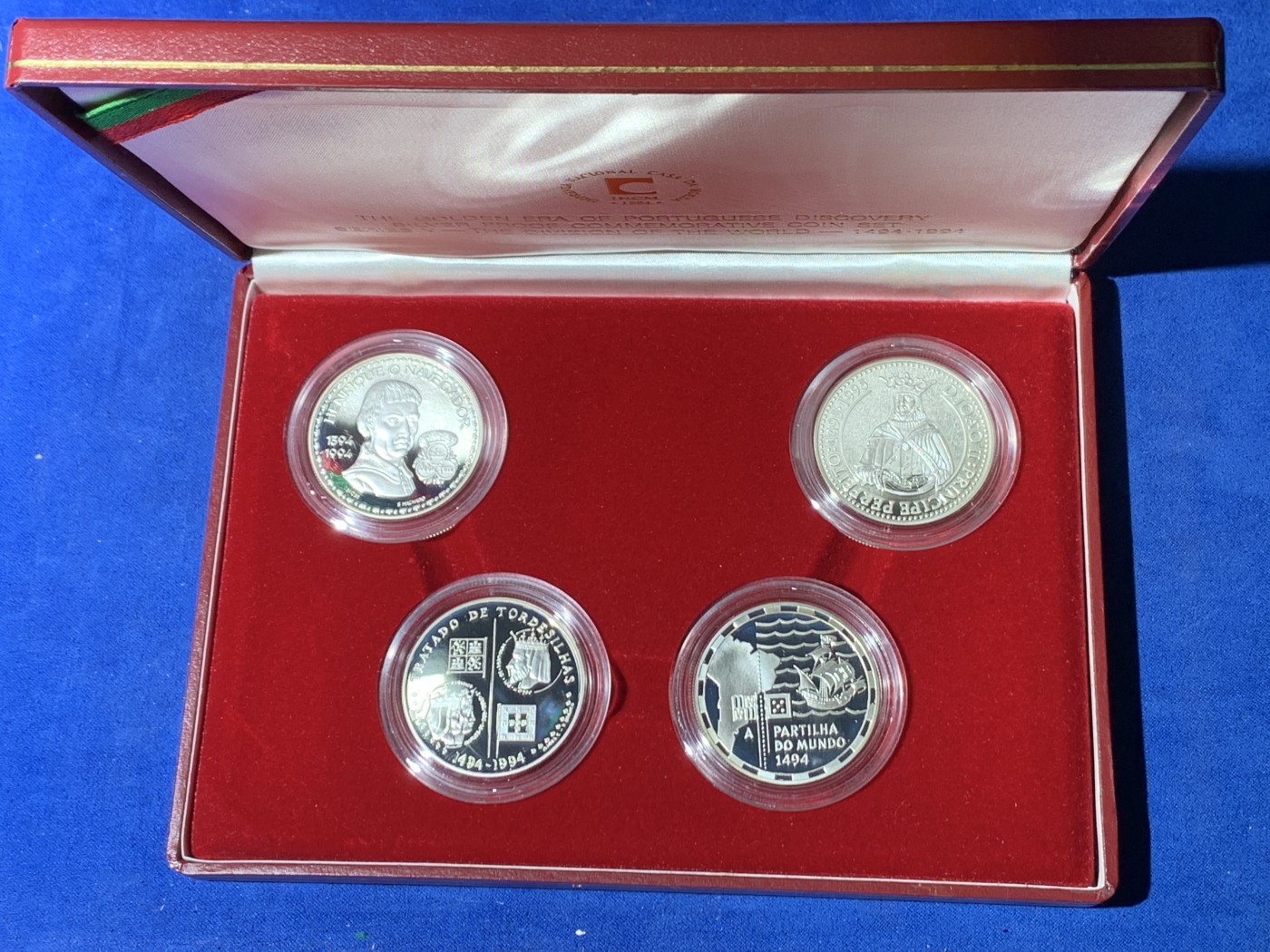 《竞宝斋》第247场-周日，周一 ，周二3场连拍 (全场包邮) 原盒证书 葡萄牙1994年 发现新大陆系列 200埃斯库多精制大银币4枚套 单枚26.5克 总重106克 925银 非常漂亮